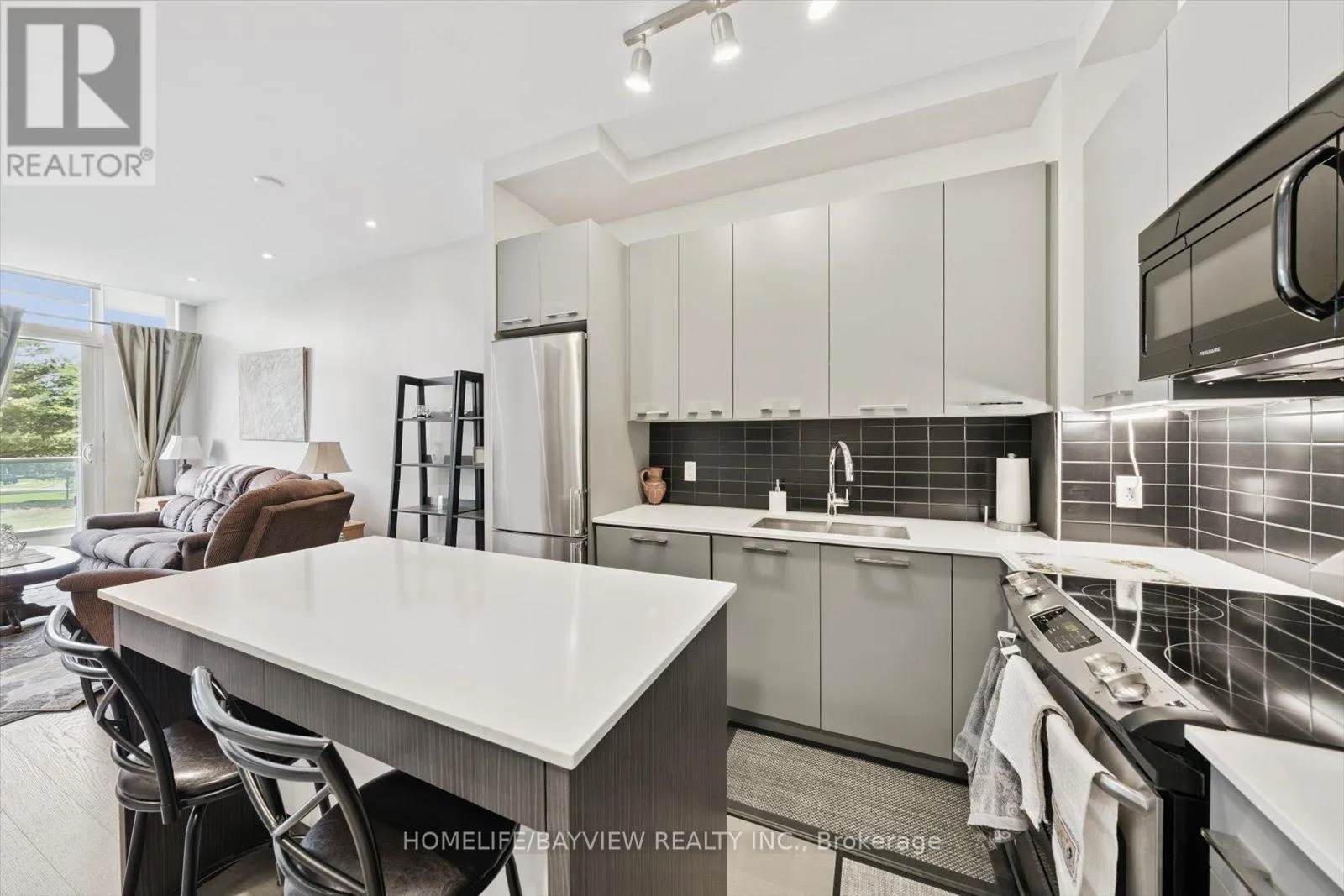220 - 9471 YONGE STREET