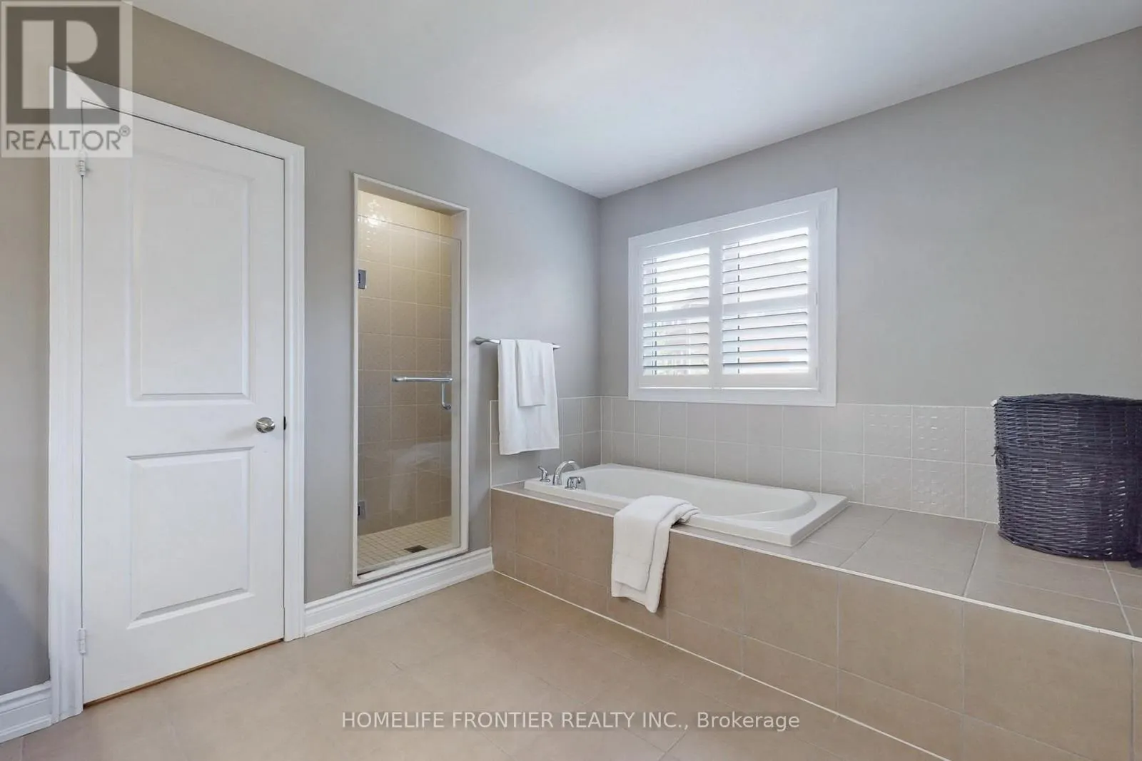 24 MANOR GLEN CRESCENT