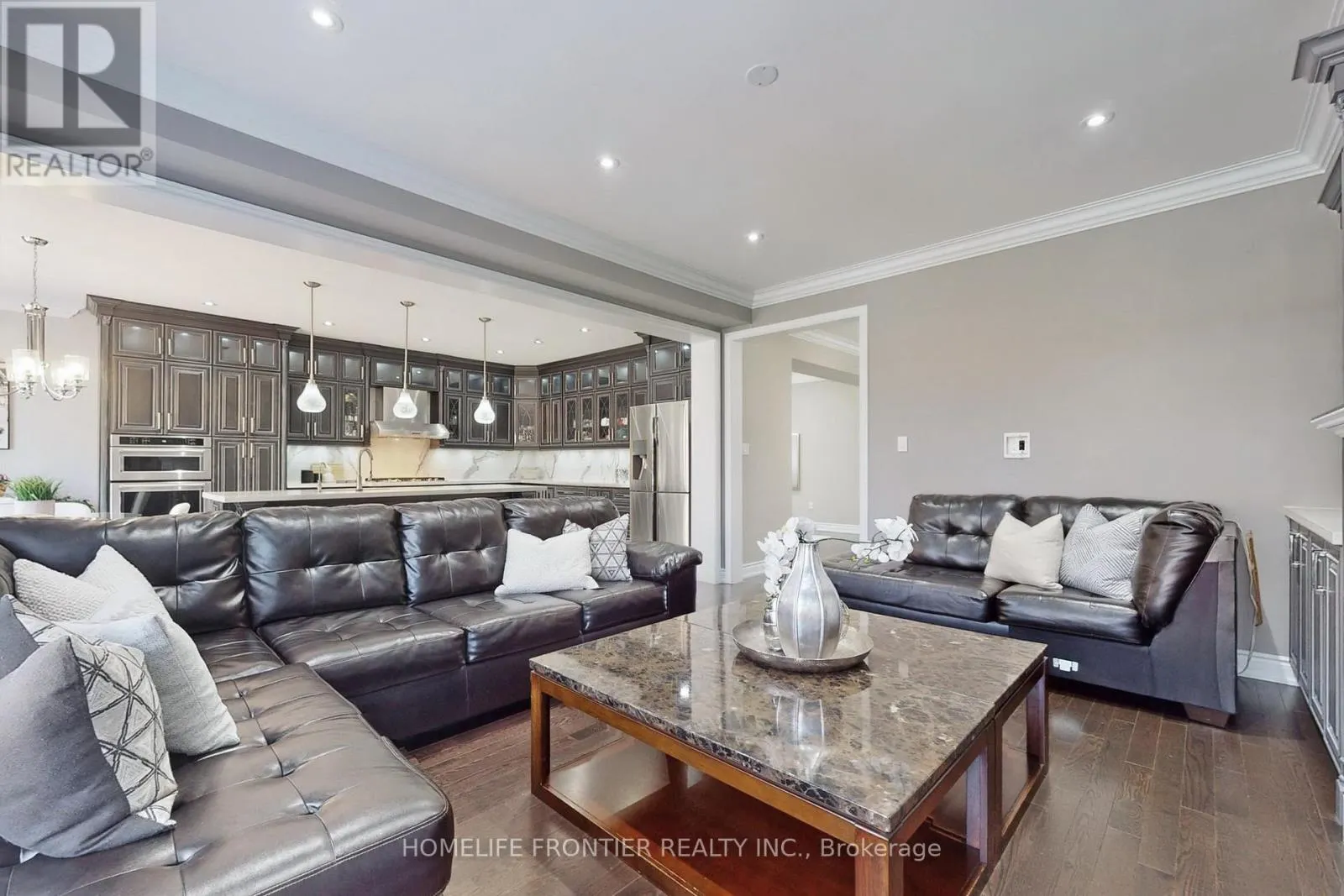 24 MANOR GLEN CRESCENT