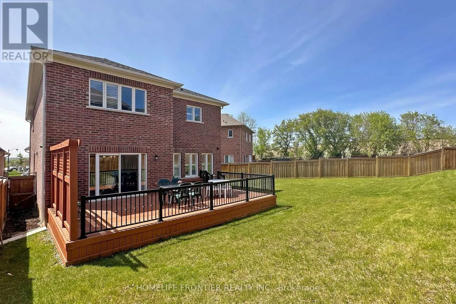 24 MANOR GLEN CRESCENT