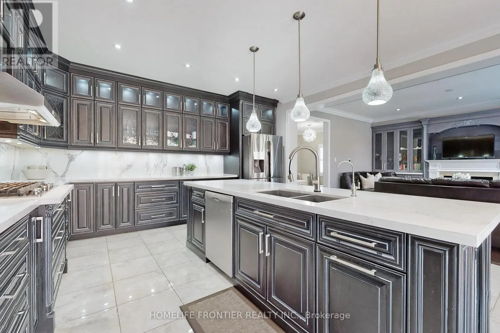 24 MANOR GLEN CRESCENT