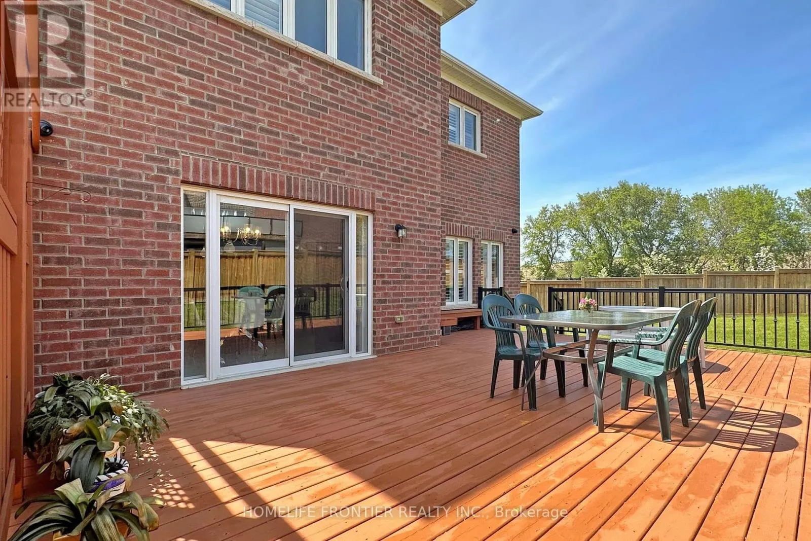 24 MANOR GLEN CRESCENT
