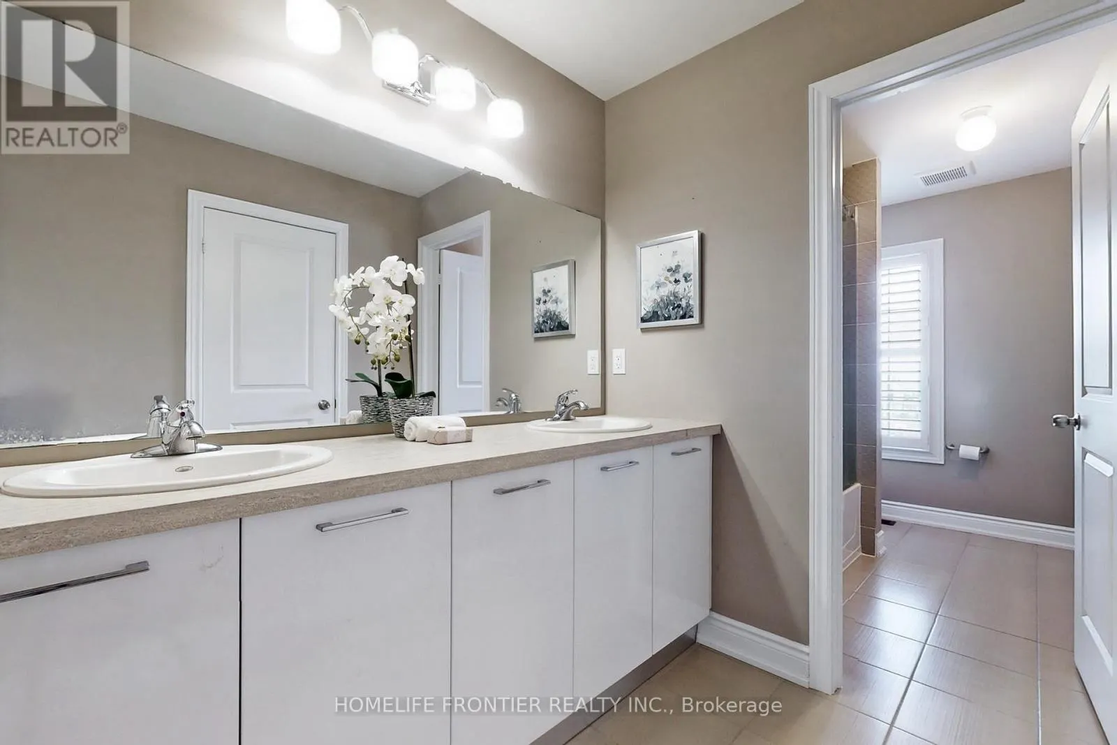 24 MANOR GLEN CRESCENT