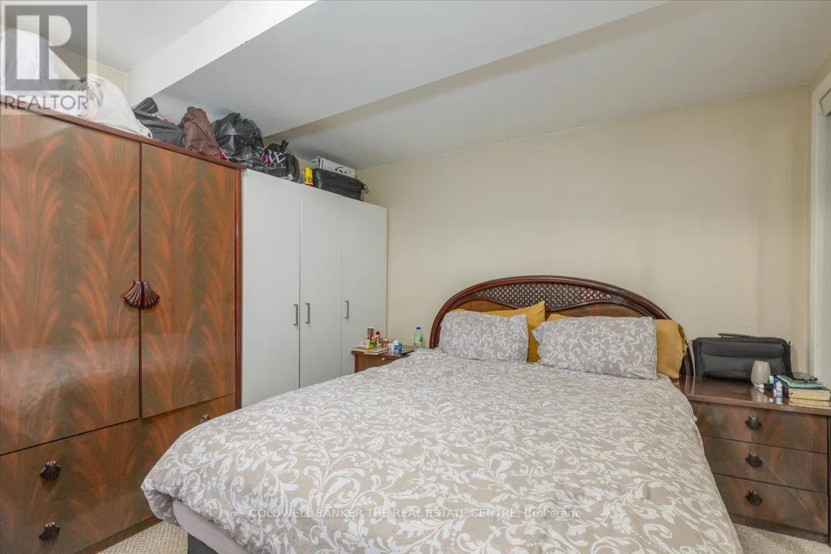 379 SIMCOE STREET