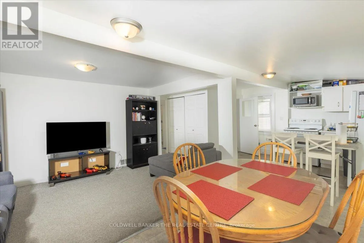 379 SIMCOE STREET