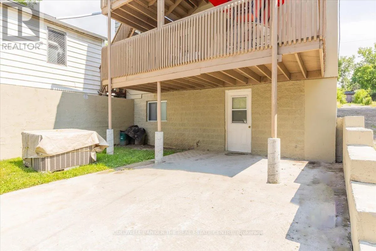379 SIMCOE STREET
