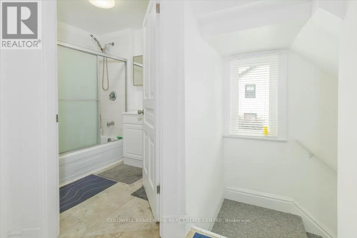 379 SIMCOE STREET