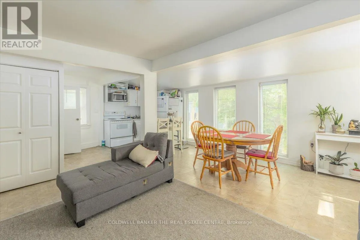 379 SIMCOE STREET