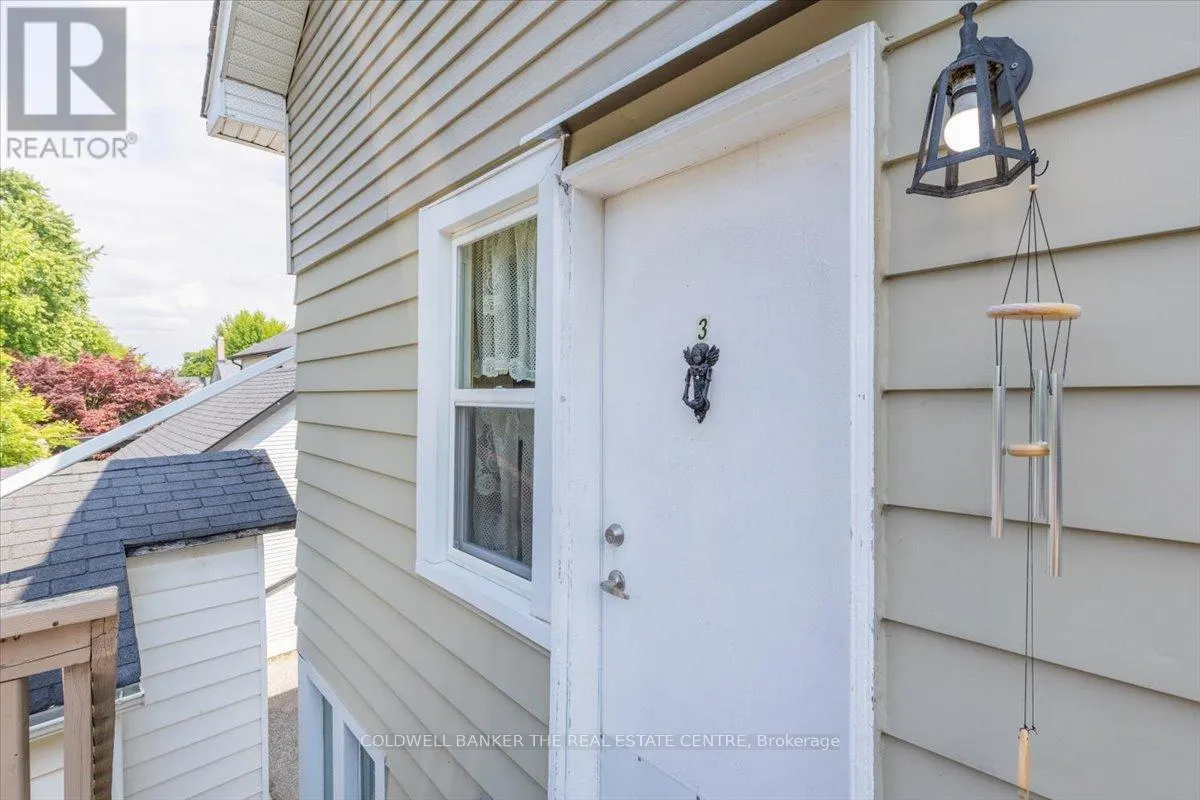 379 SIMCOE STREET