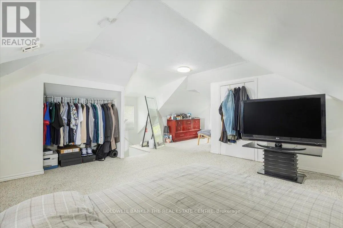 379 SIMCOE STREET