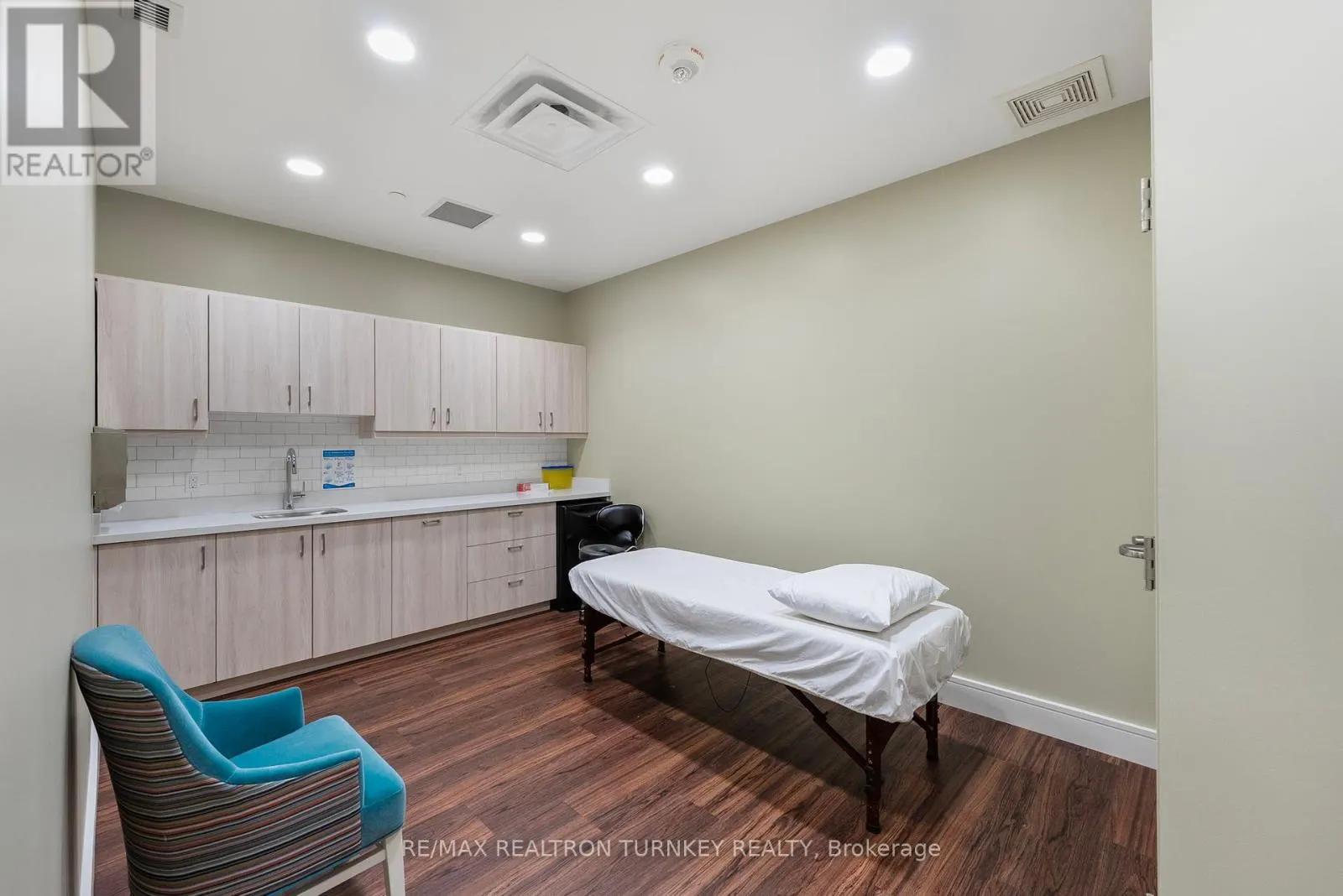 221 - 420 WILLIAM GRAHAM DRIVE