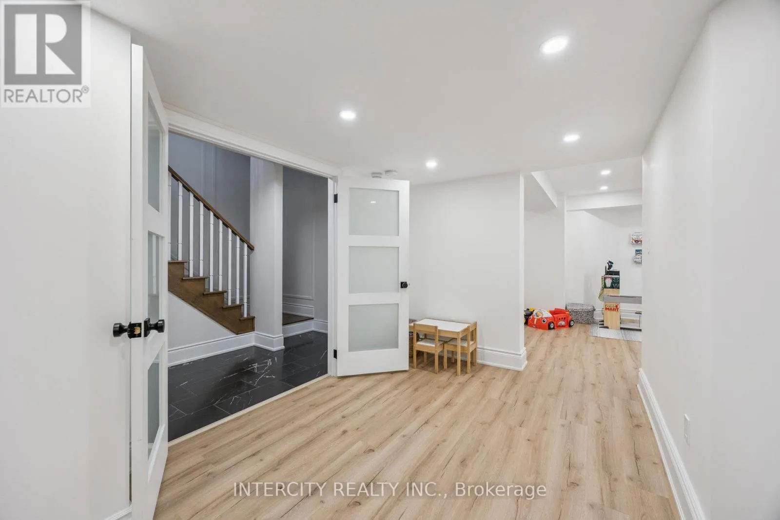 8 LARKIN AVENUE