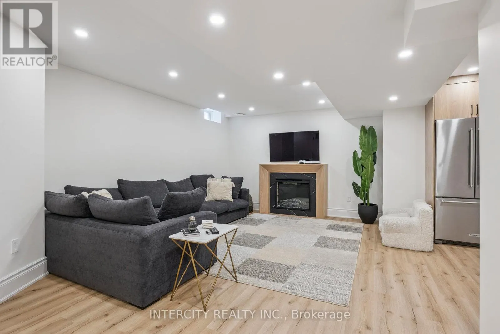 8 LARKIN AVENUE