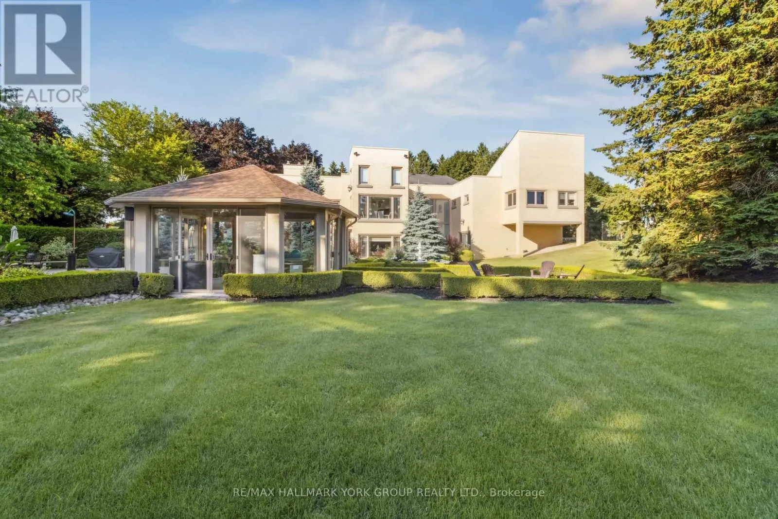 27 SCOTT CRESCENT