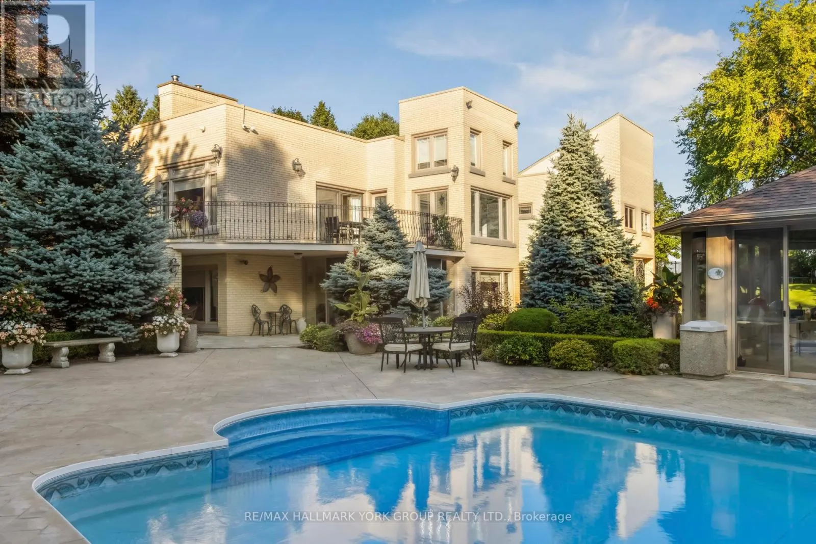 27 SCOTT CRESCENT