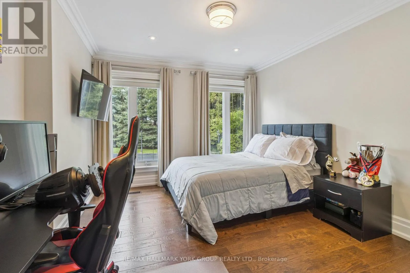 27 SCOTT CRESCENT