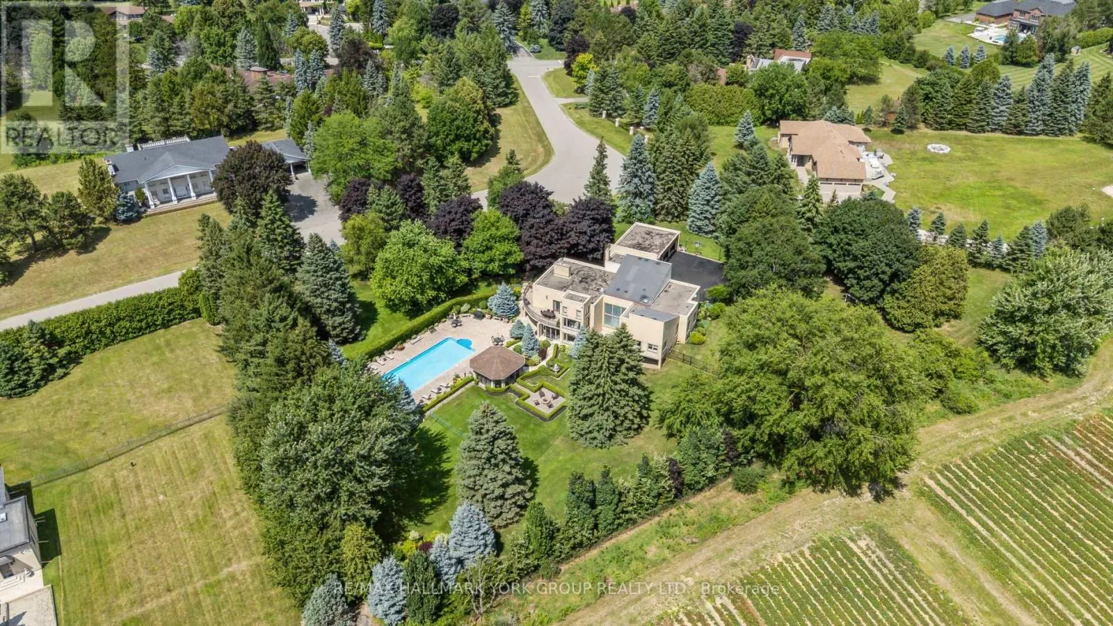 27 SCOTT CRESCENT