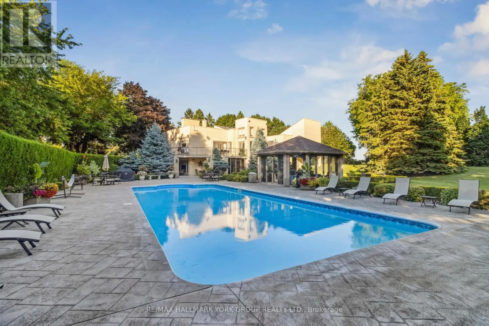 27 SCOTT CRESCENT