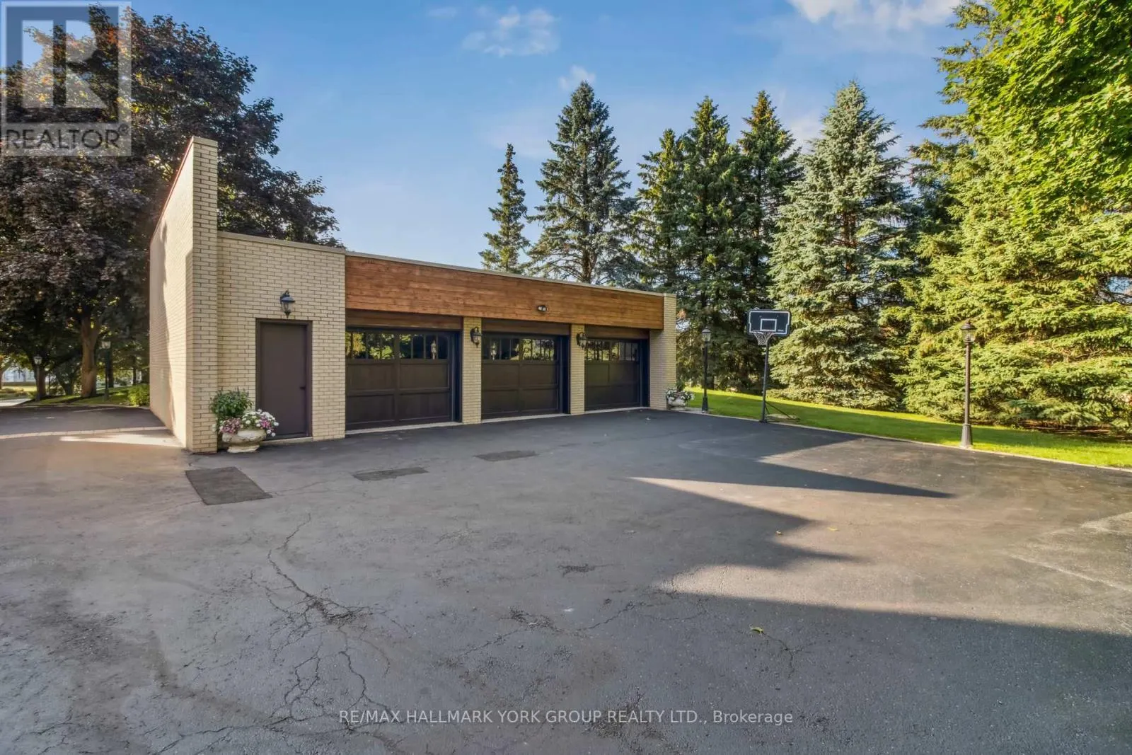 27 SCOTT CRESCENT
