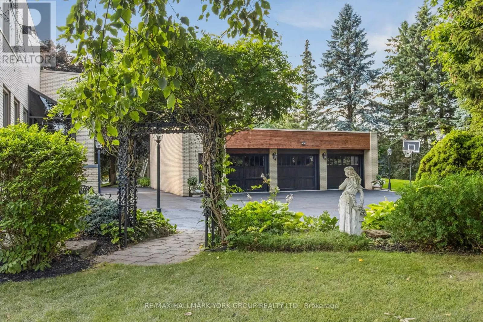 27 SCOTT CRESCENT