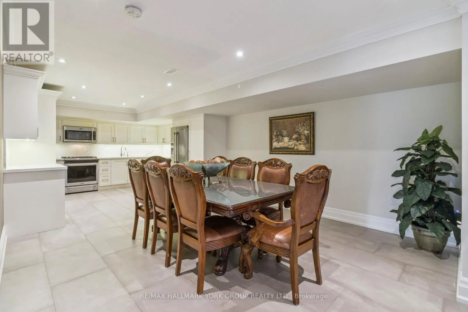 27 SCOTT CRESCENT