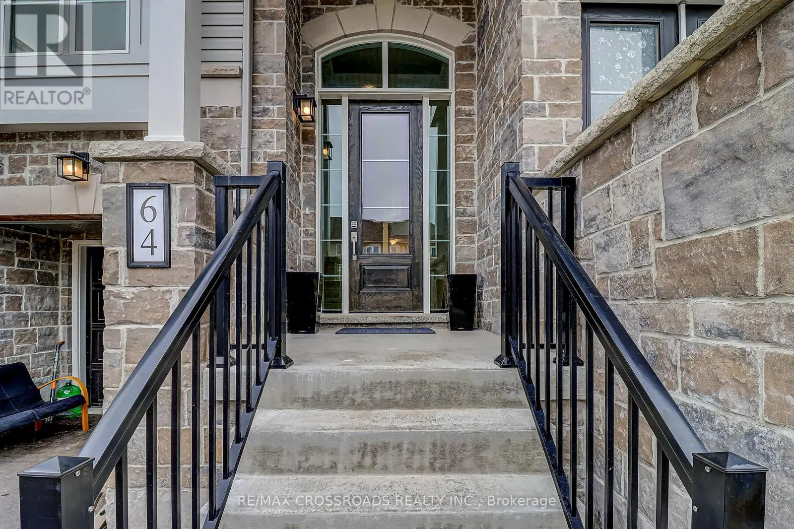 64 LYALL STOKES CIRCLE