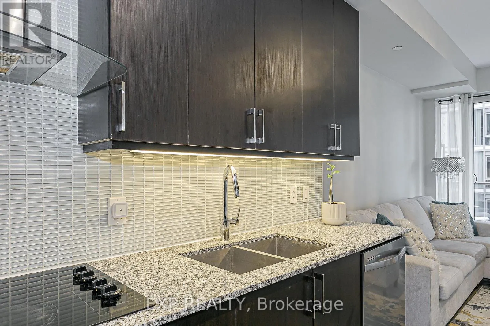 1005 - 9608 YONGE STREET