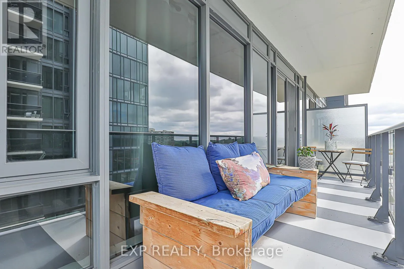 1005 - 9608 YONGE STREET