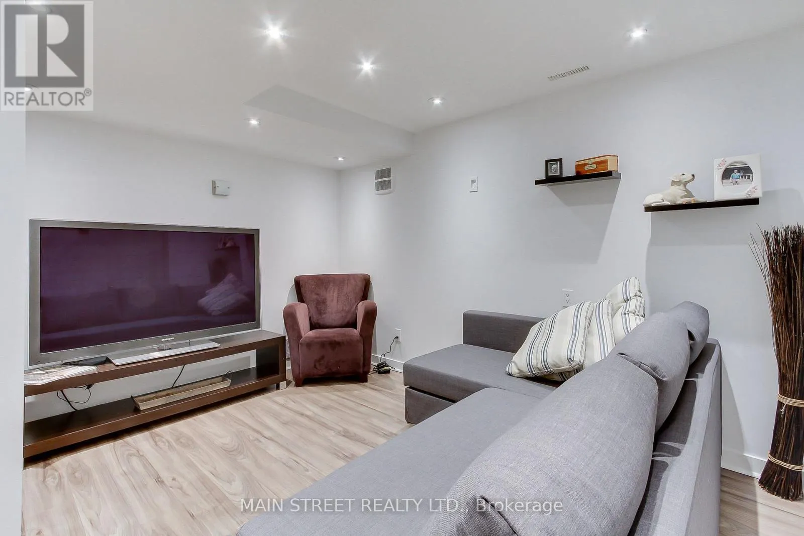 228 WARNER CRESCENT