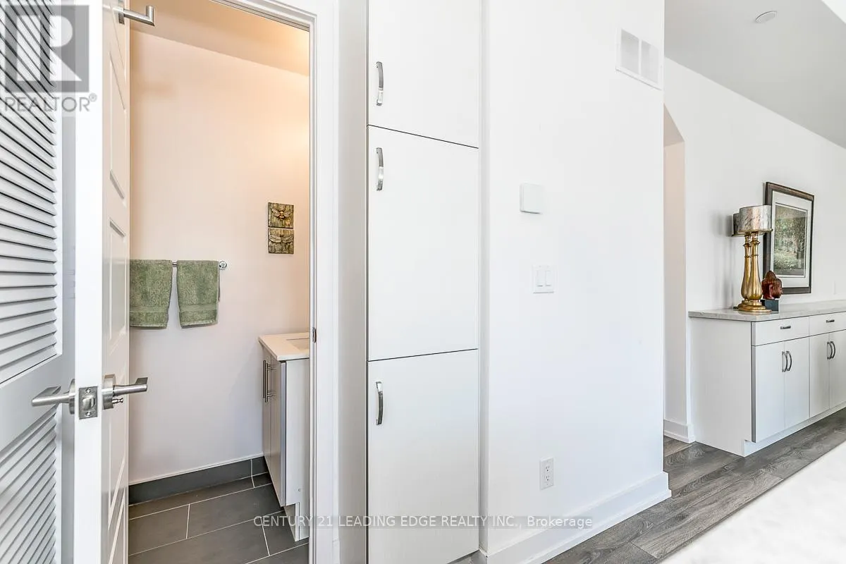 97 - 303 BROWARD WAY