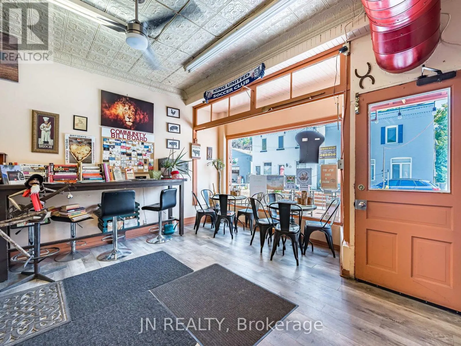 289 MAIN STREET W
