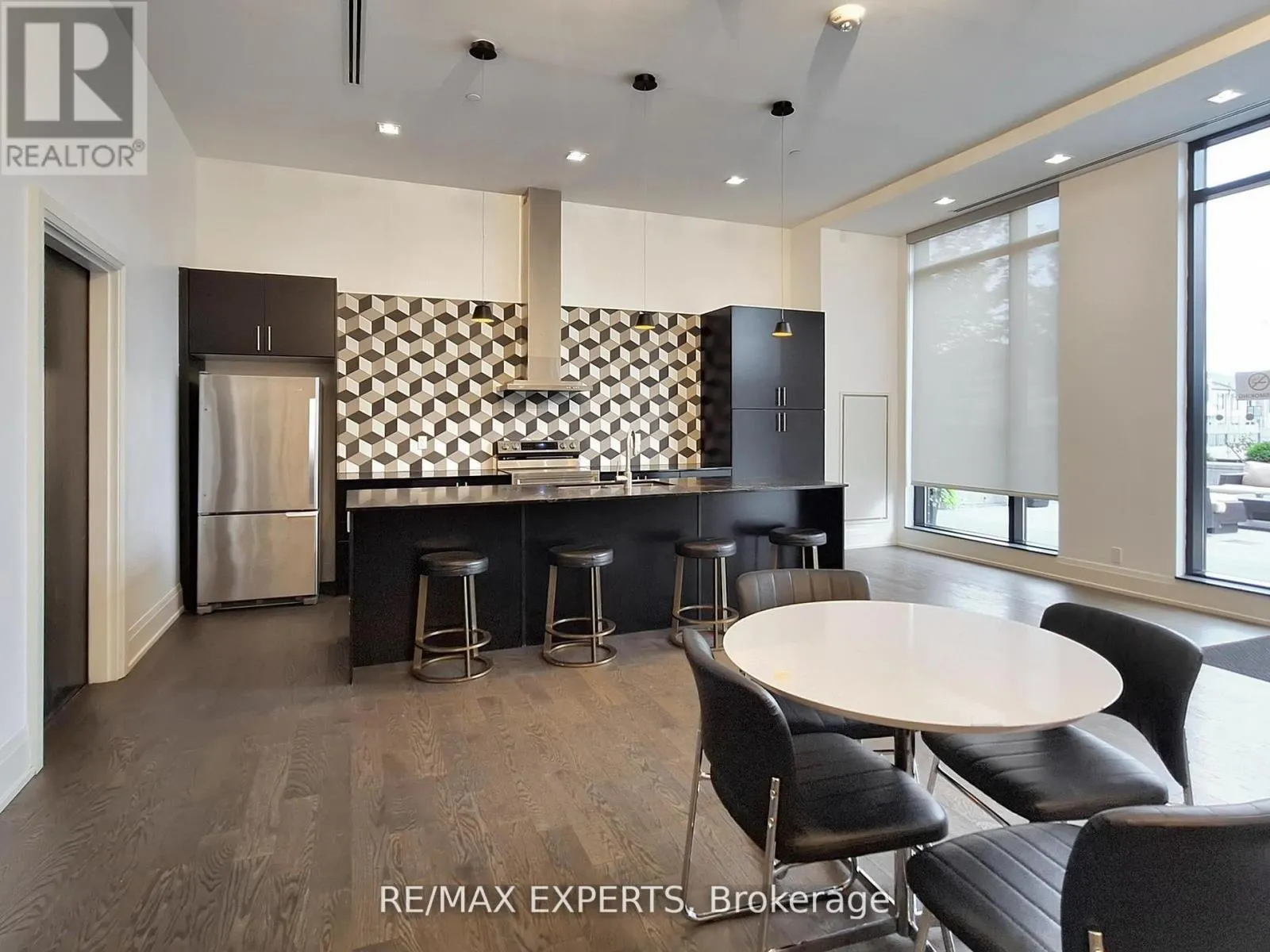 326 - 555 WILLIAM GRAHAM DRIVE