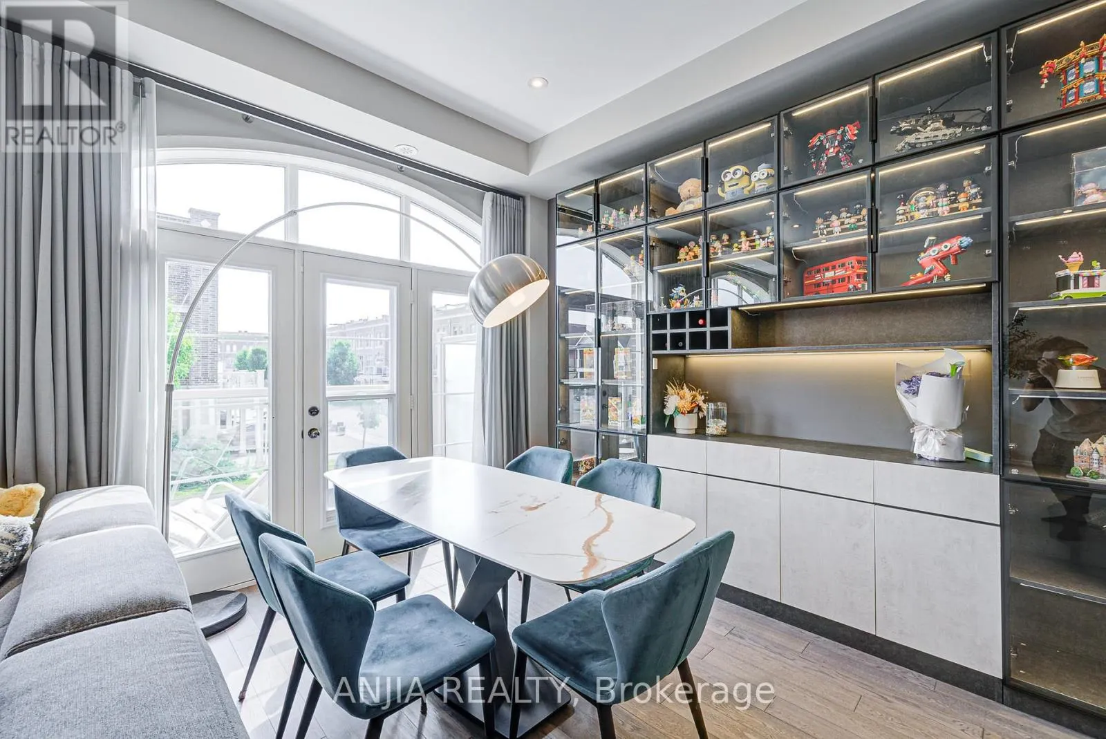 156 GLAD PARK AVENUE