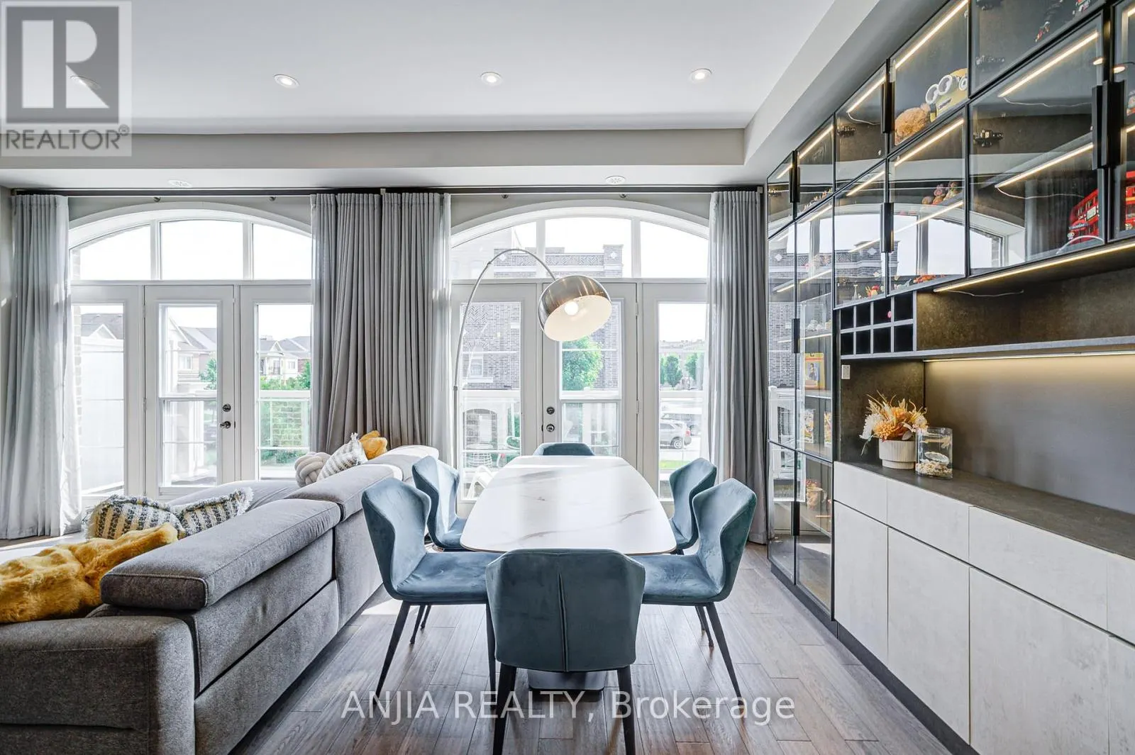 156 GLAD PARK AVENUE