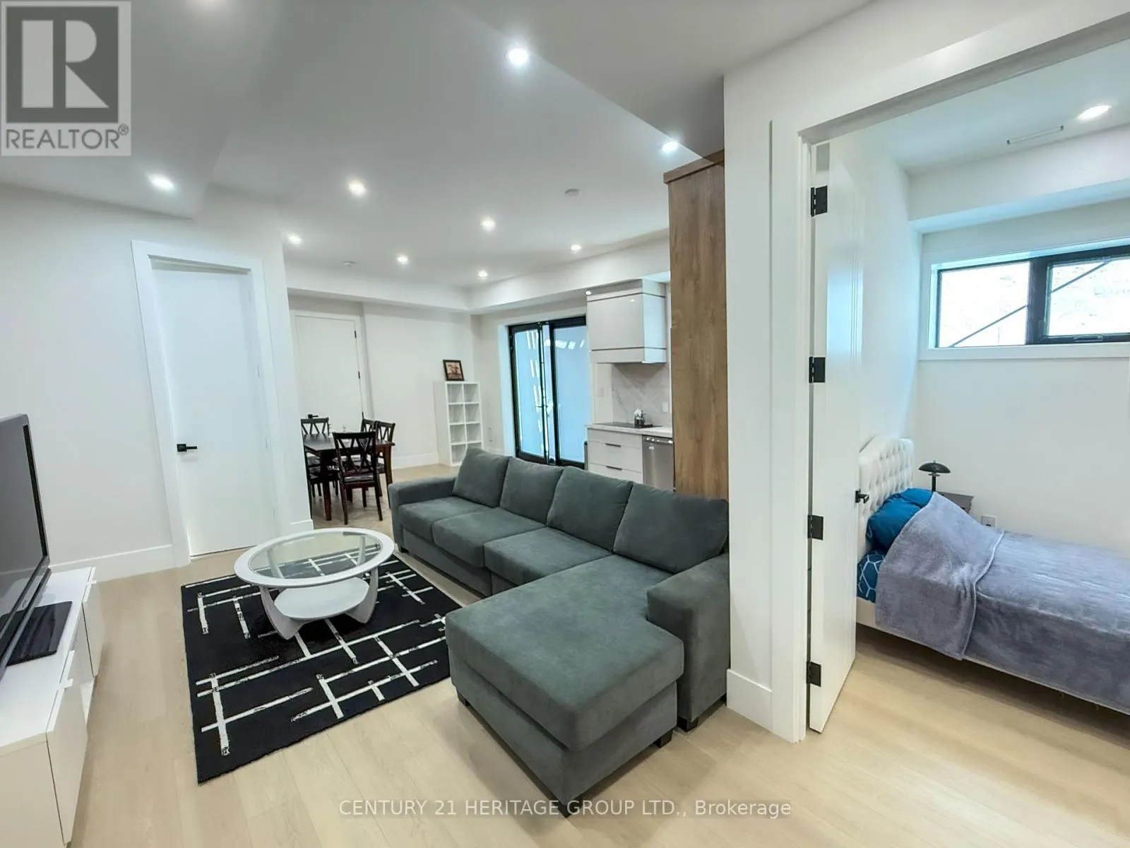 UNIT #B - 11 KNOWLES CRESCENT