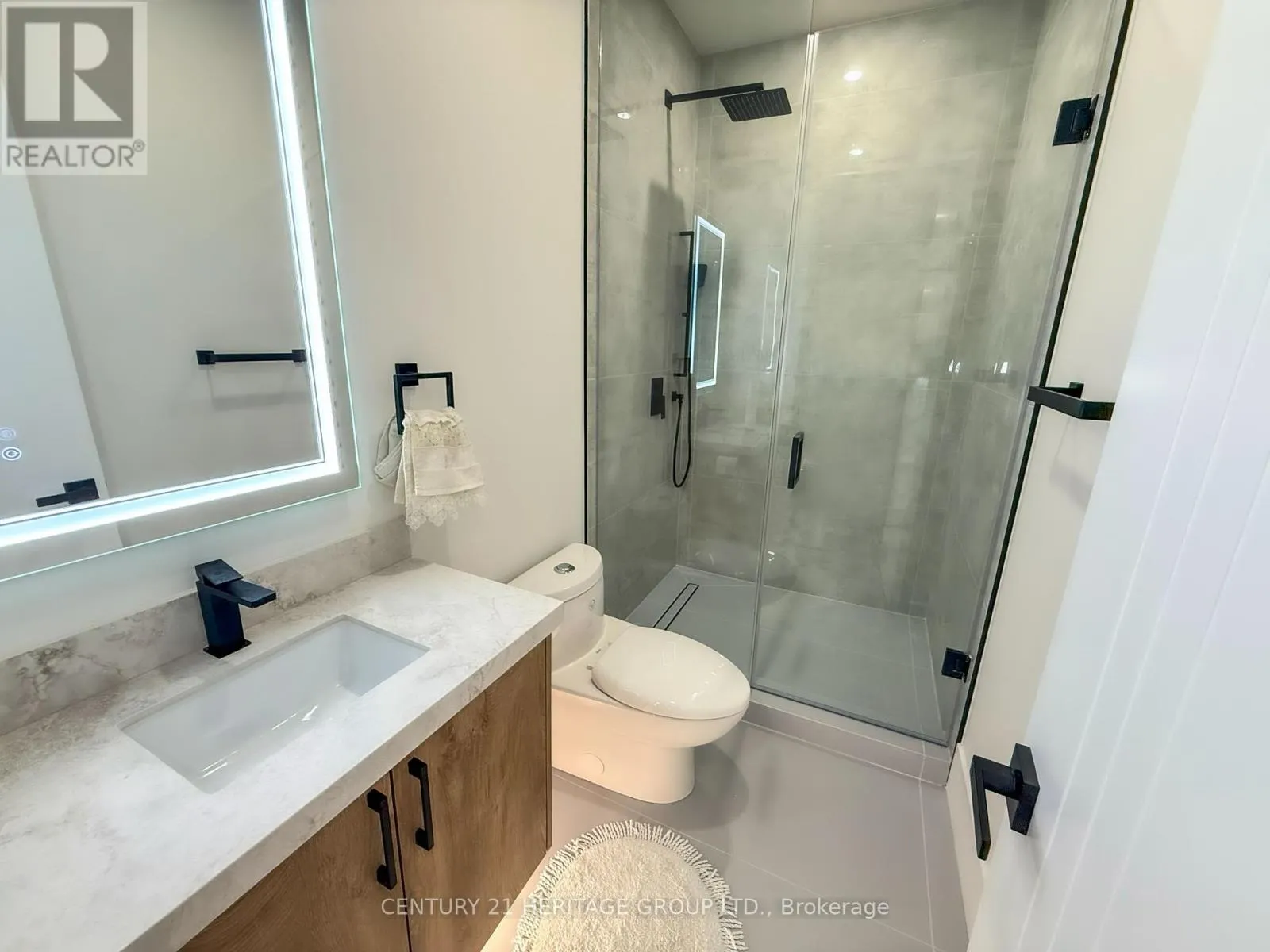 UNIT #B - 11 KNOWLES CRESCENT
