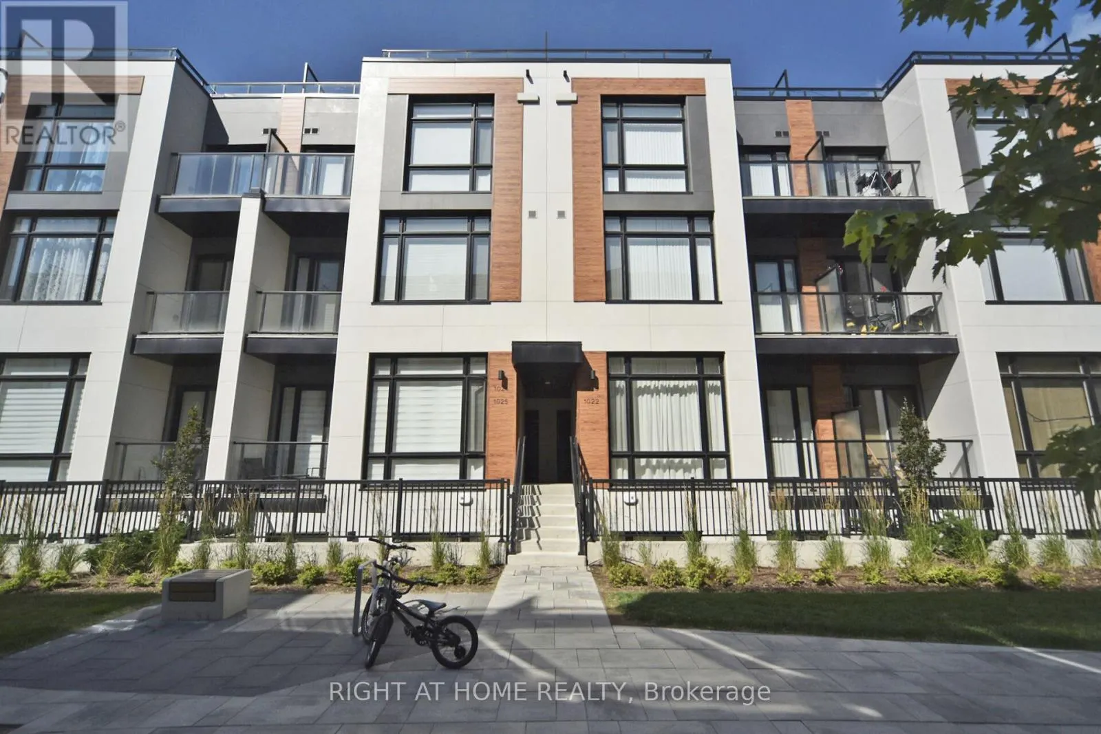 1022 - 14 DAVID EYER ROAD