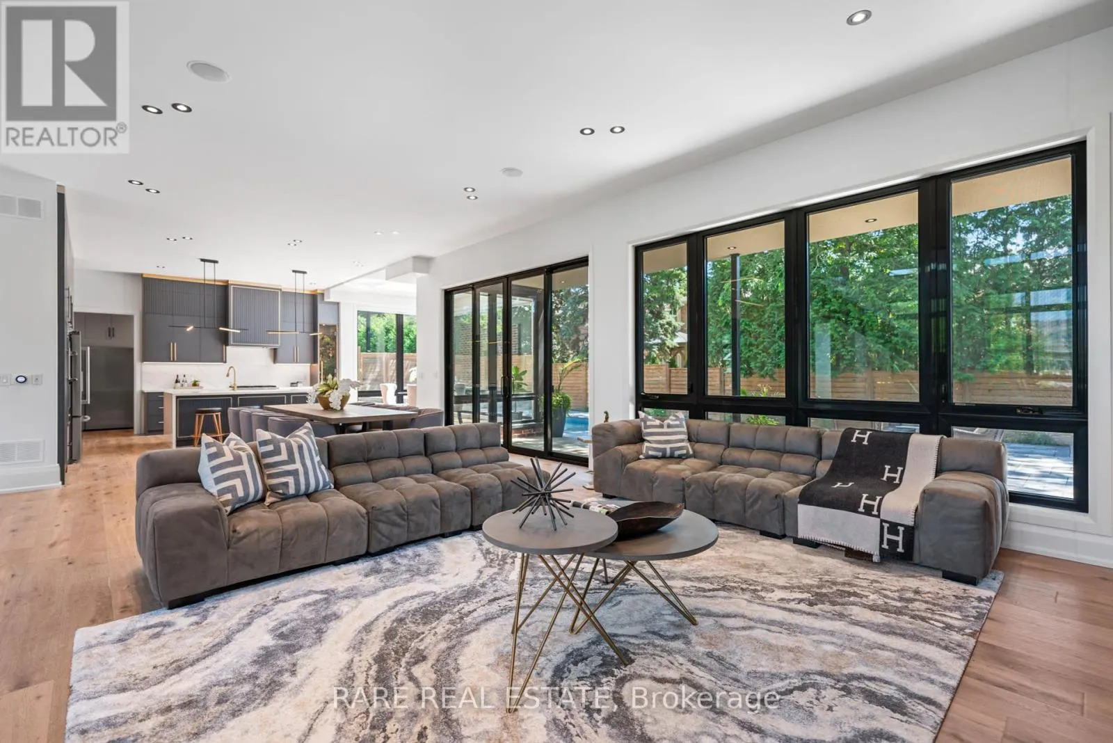211 KENNEDY STREET W