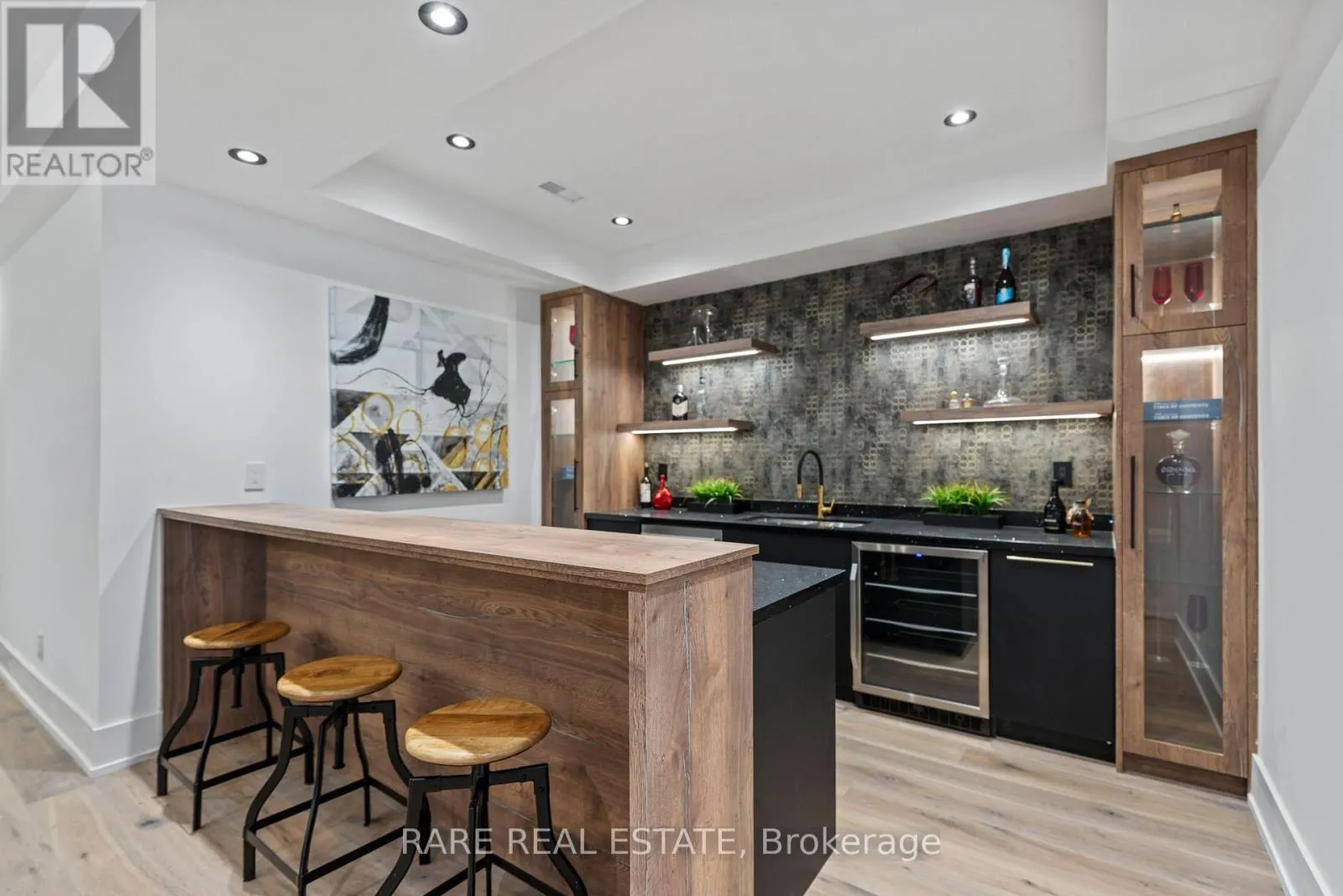 211 KENNEDY STREET W