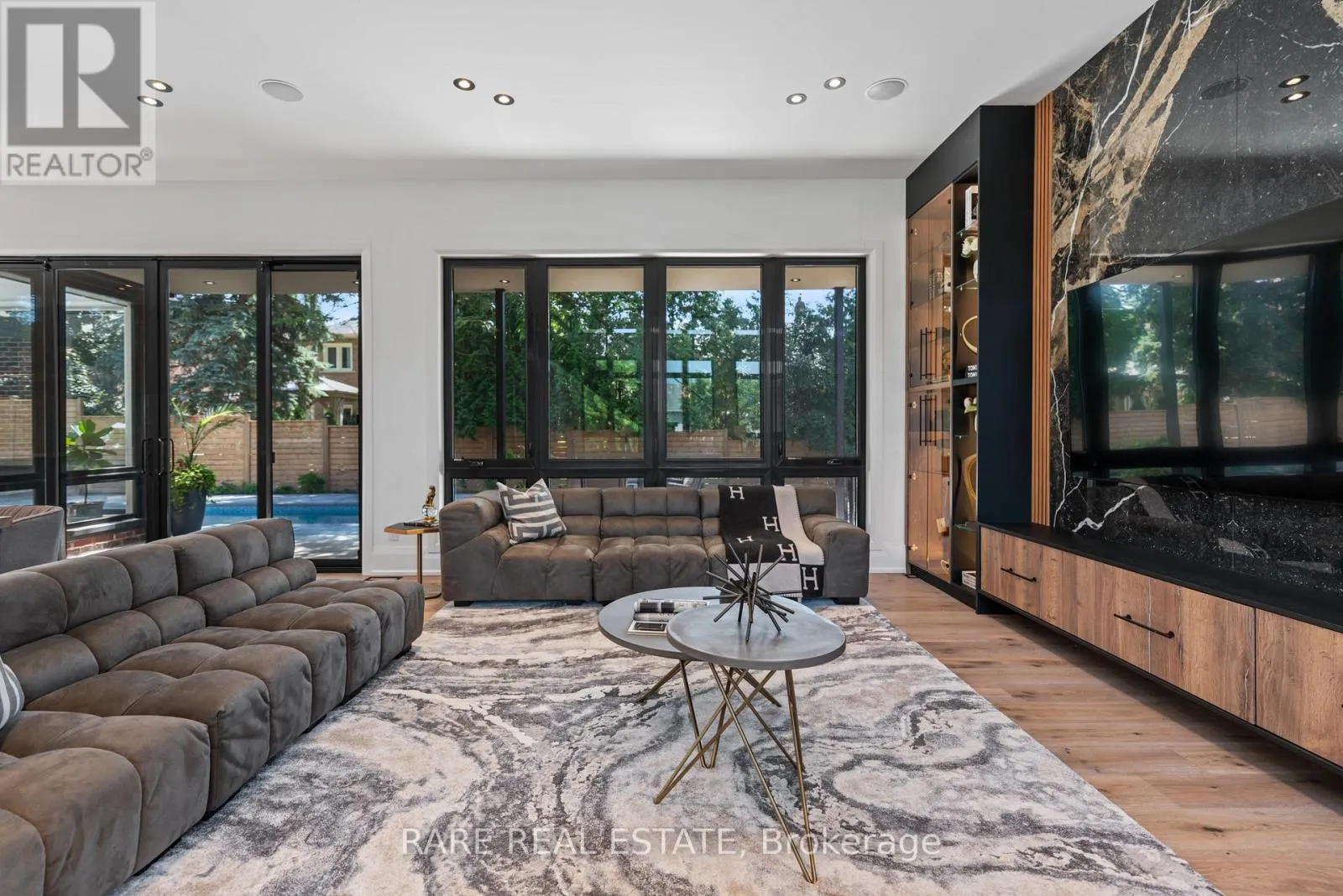 211 KENNEDY STREET W