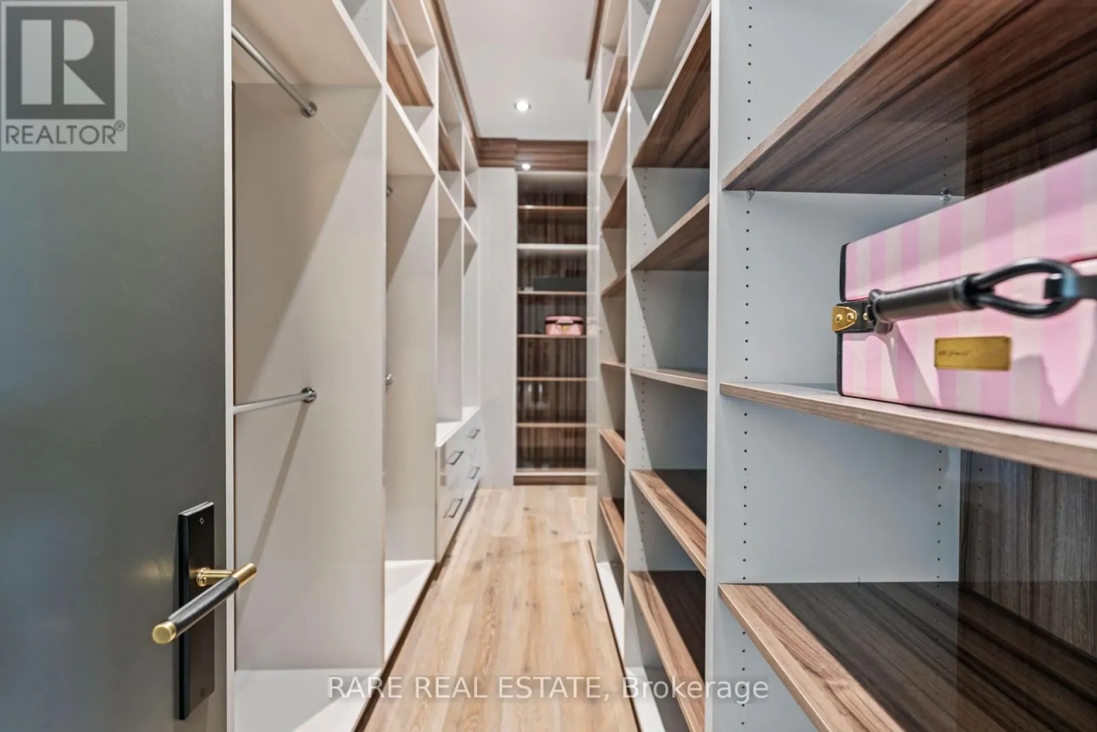 211 KENNEDY STREET W