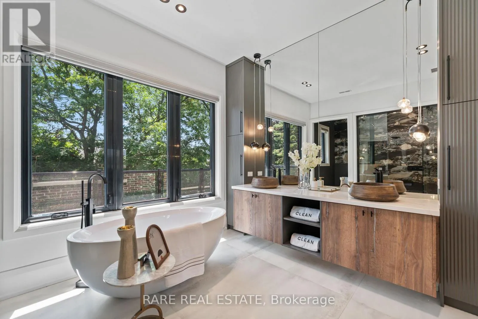 211 KENNEDY STREET W