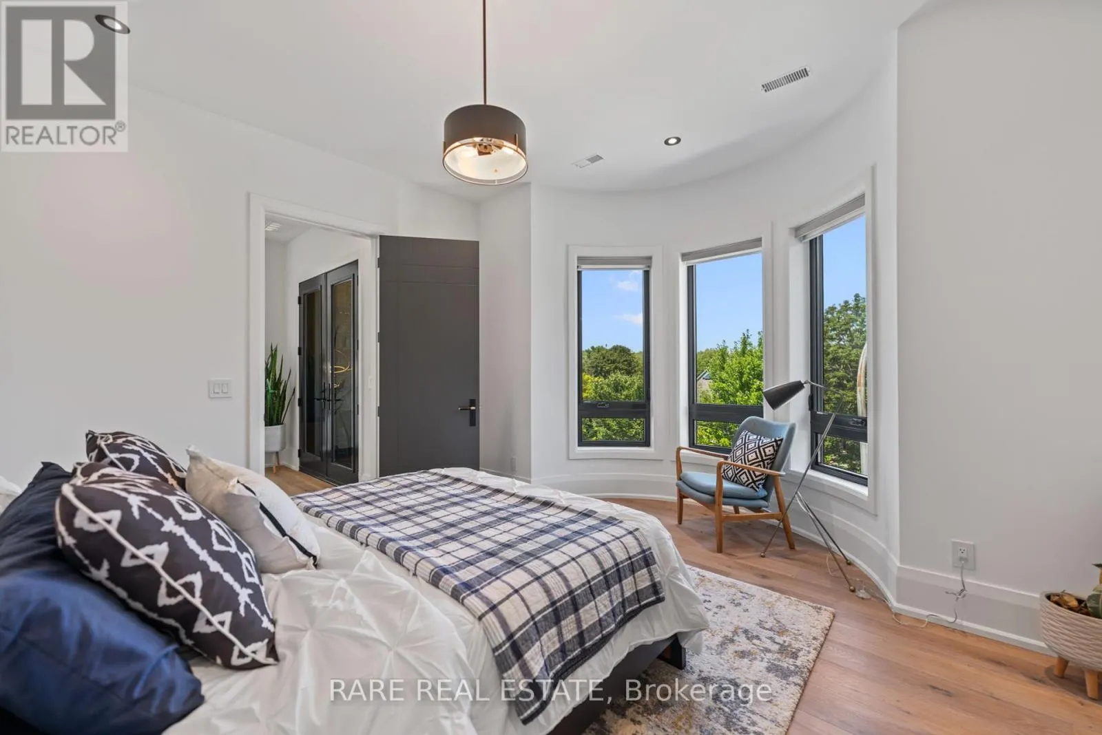 211 KENNEDY STREET W