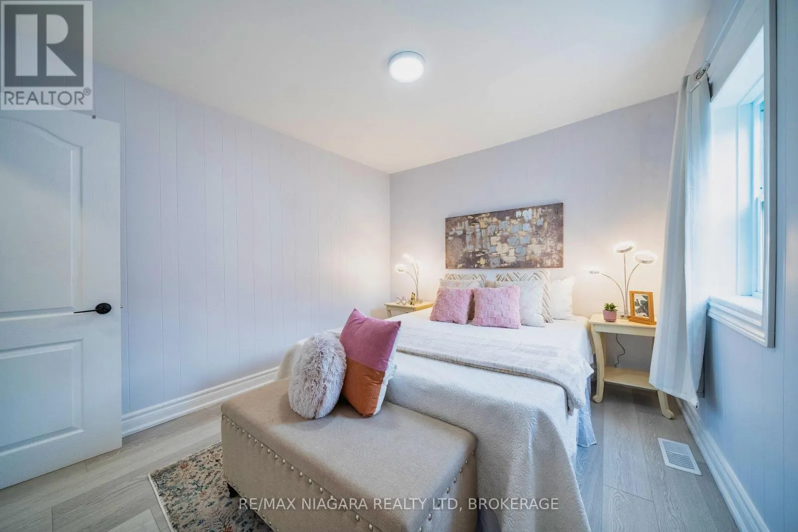 402 THE QUEENSWAY SOUTH