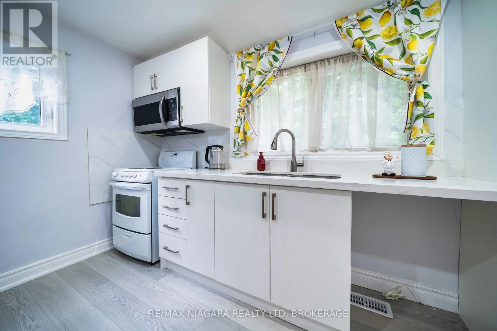 402 THE QUEENSWAY SOUTH