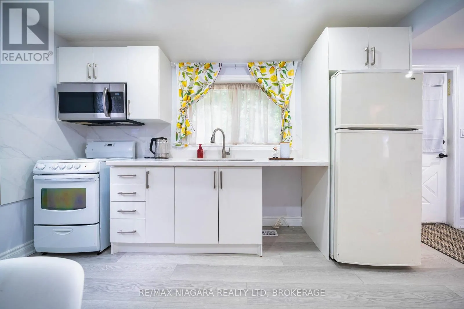 402 THE QUEENSWAY SOUTH