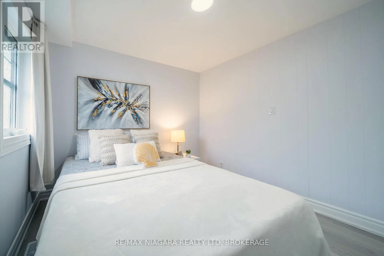 402 THE QUEENSWAY SOUTH