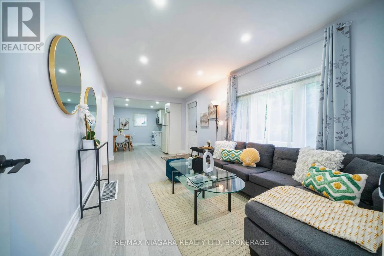 402 THE QUEENSWAY SOUTH