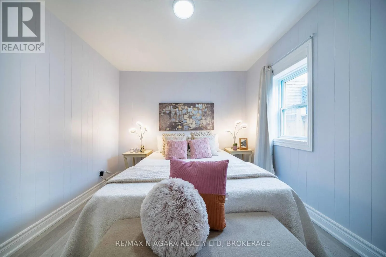 402 THE QUEENSWAY SOUTH