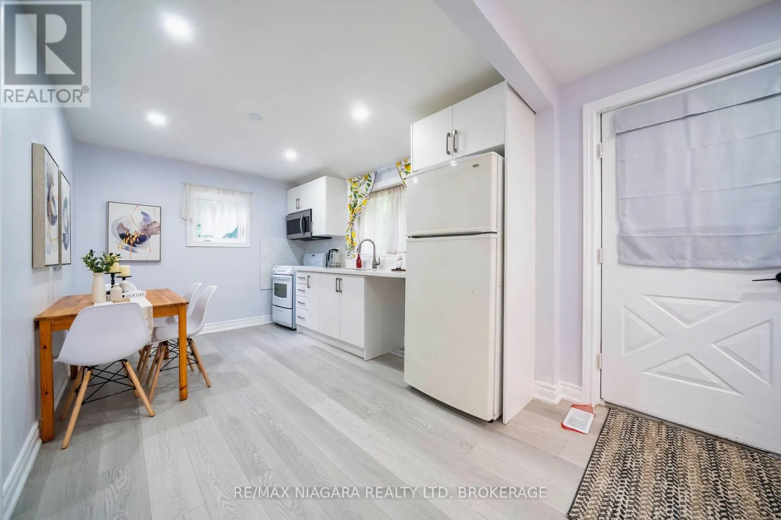 402 THE QUEENSWAY SOUTH